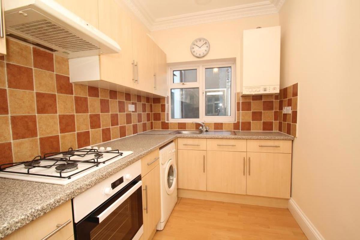 Flat Coldharbour Road in Bristol
