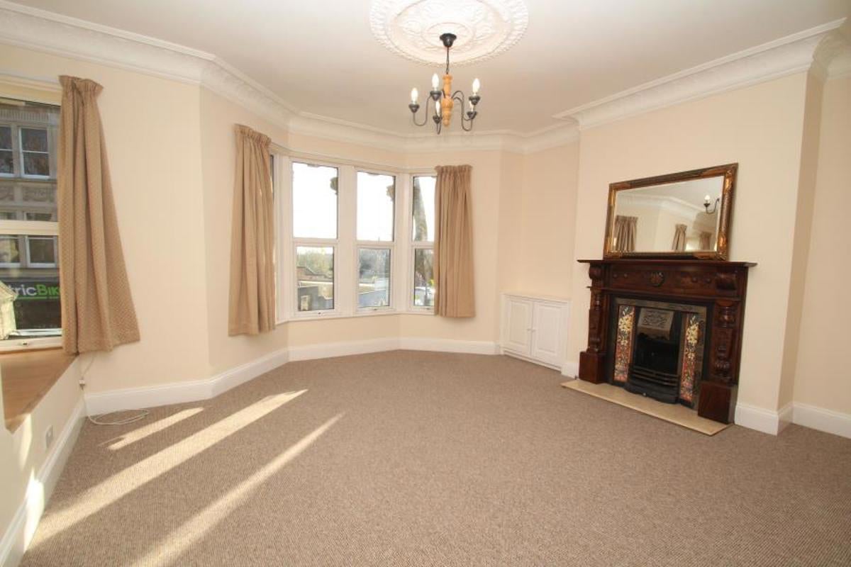 Flat Coldharbour Road in Bristol
