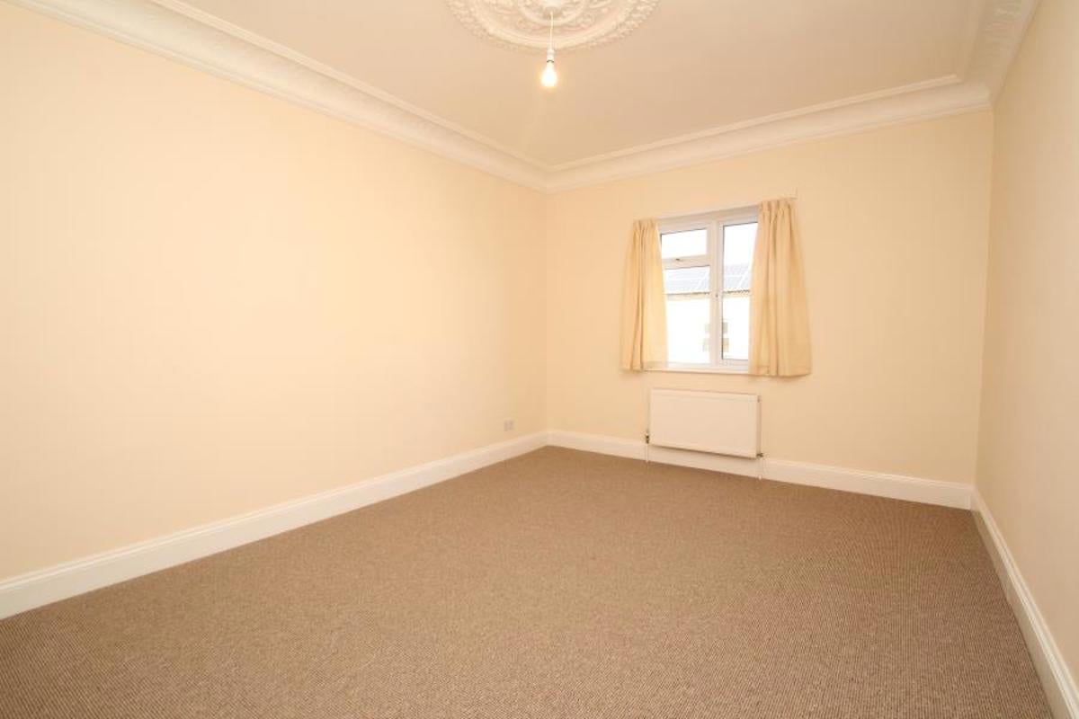 Flat Coldharbour Road in Bristol