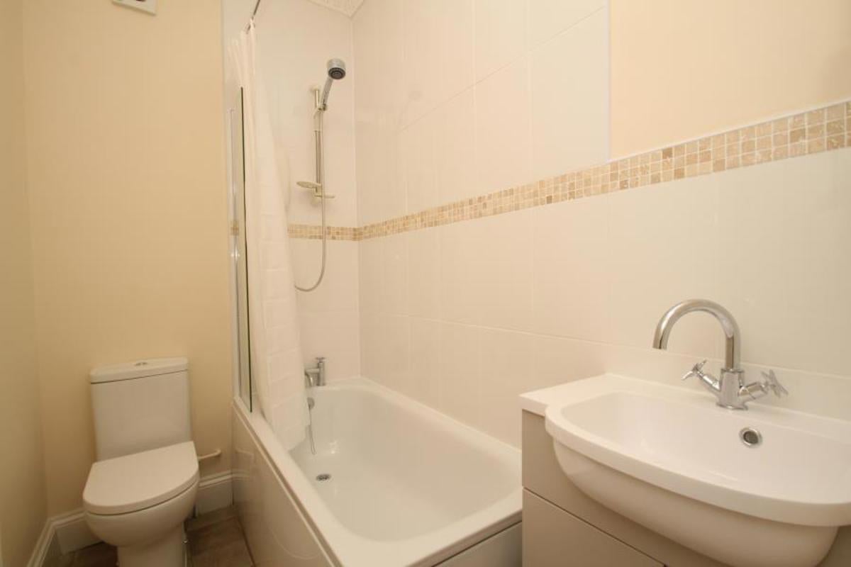 Flat Coldharbour Road in Bristol