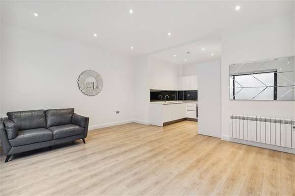 Flat Gunnersbury Avenue in Greater London