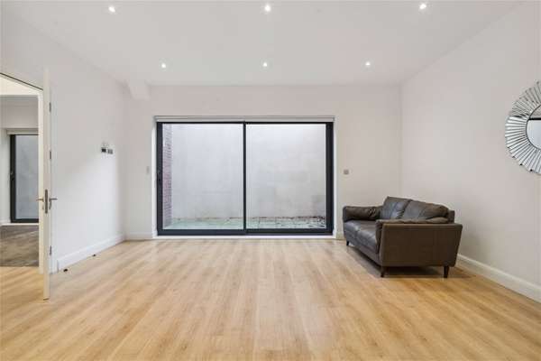 Flat Gunnersbury Avenue in Greater London
