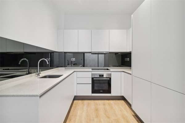 Flat Gunnersbury Avenue in Greater London
