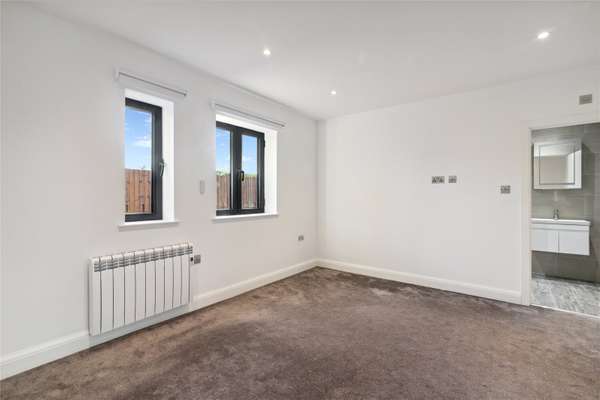 Flat Gunnersbury Avenue in Greater London