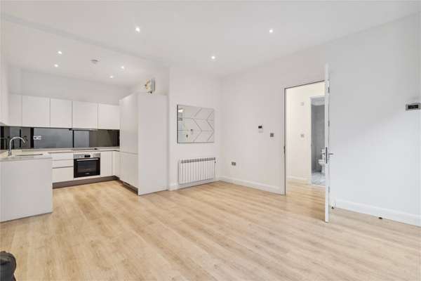 Flat Gunnersbury Avenue in Greater London