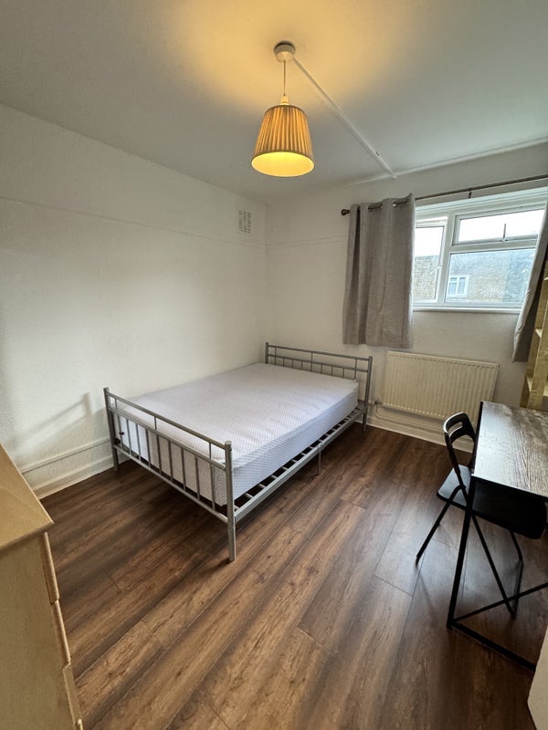 Room Sir Alexander Close in Greater London