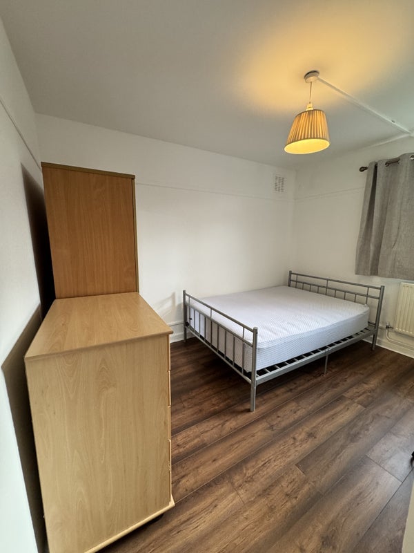 Room Sir Alexander Close in Greater London