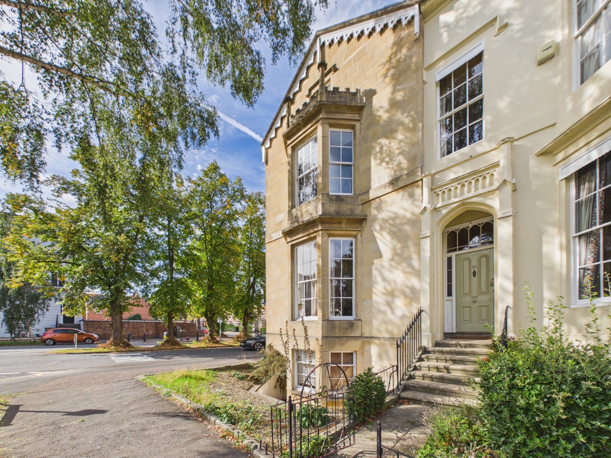 Flat Clarence Square in Cheltenham