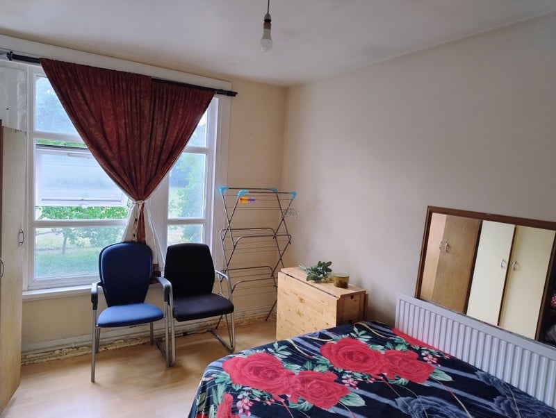 Room Burdett Road in Greater London