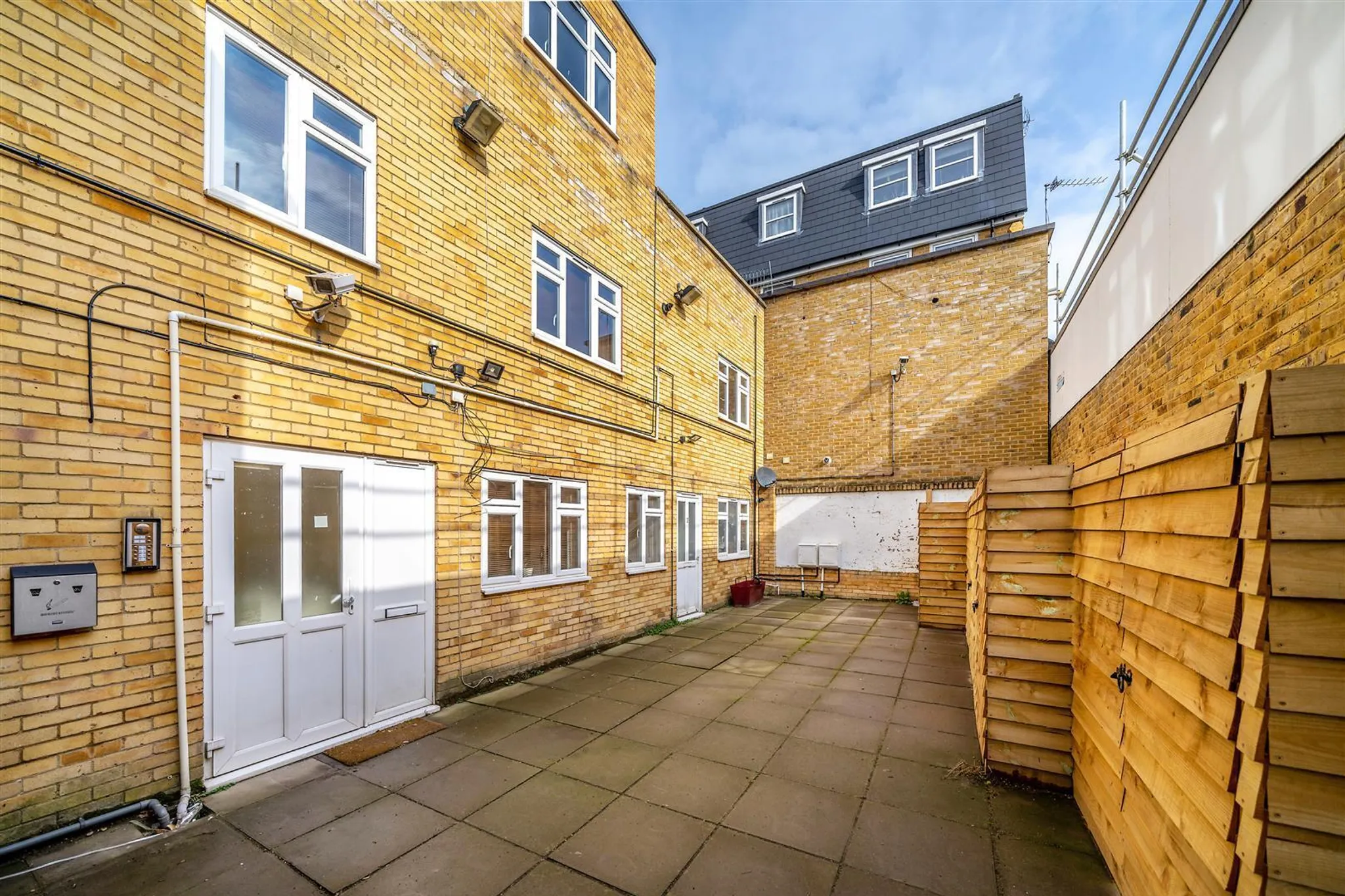 Flat Blenheim Road in Greater London