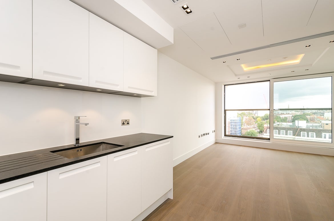Flat Kensington High Street in Greater London