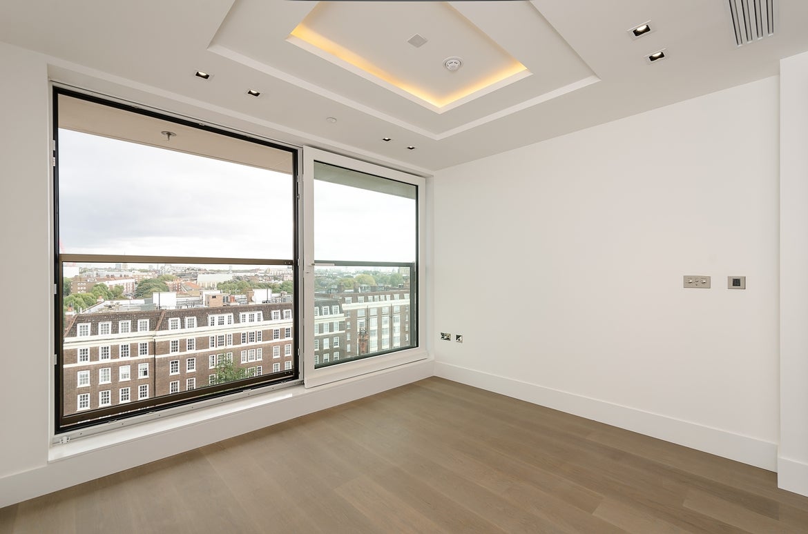 Flat Kensington High Street in Greater London