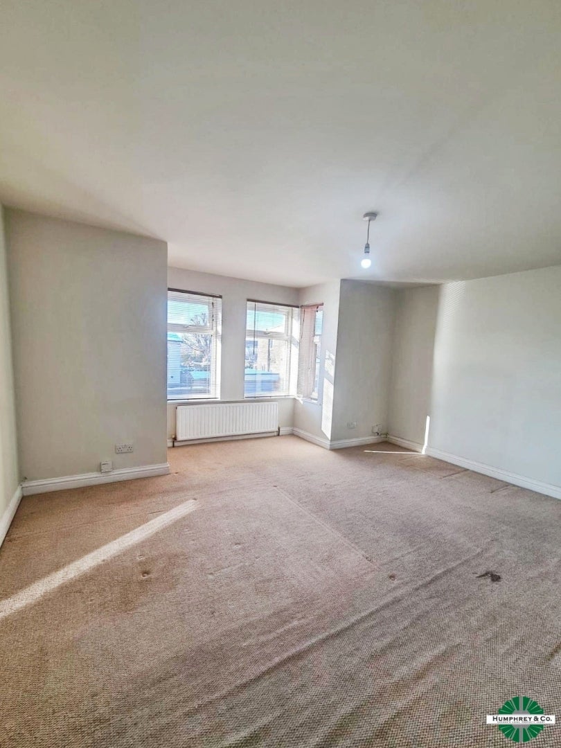 Flat Pembroke Road in Greater London