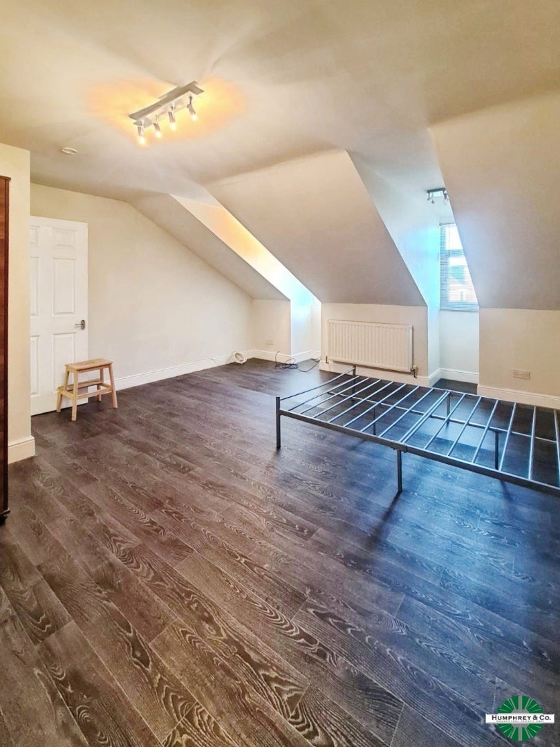 Flat Pembroke Road in Greater London