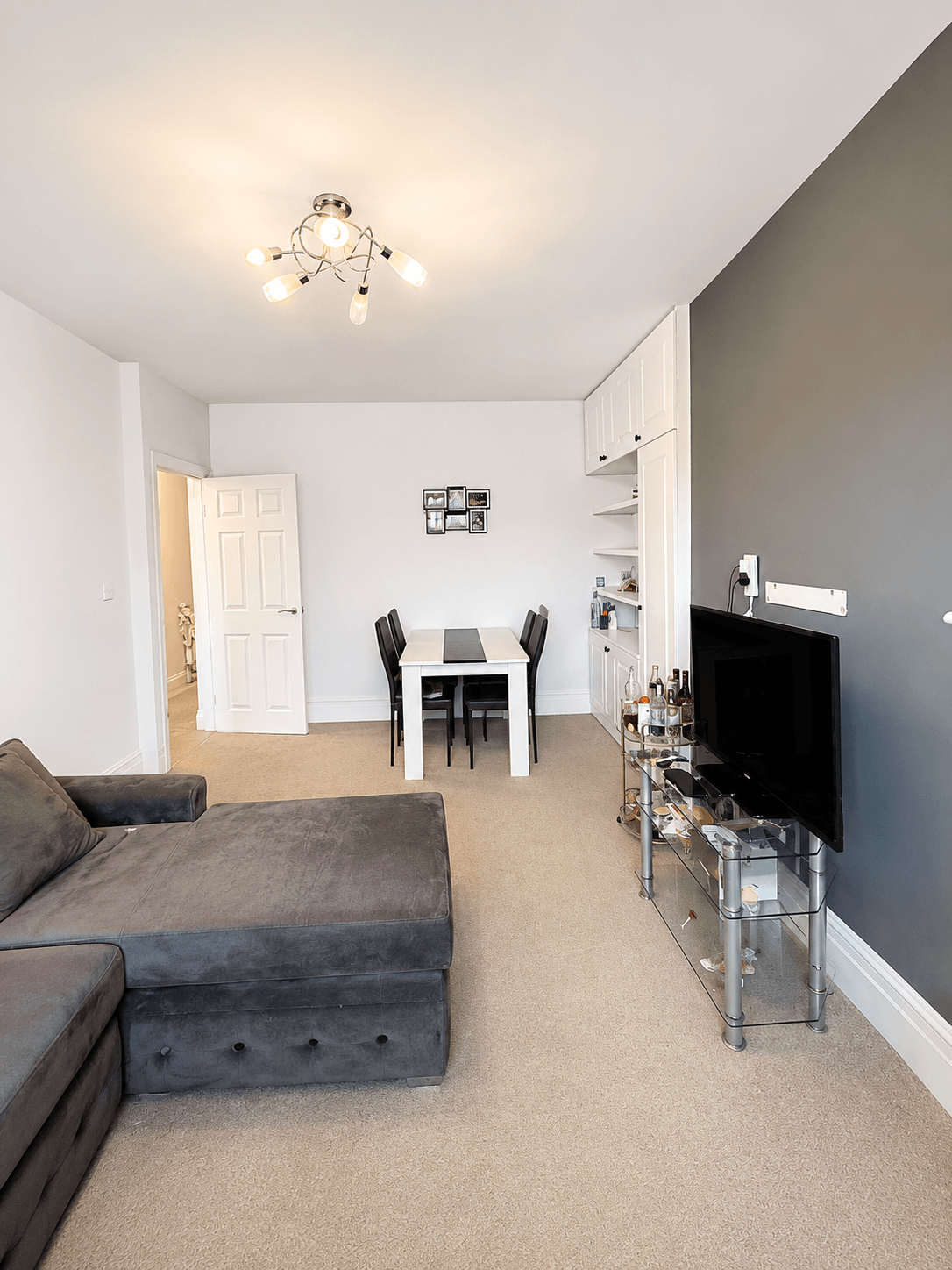Flat Craven Avenue in Greater London