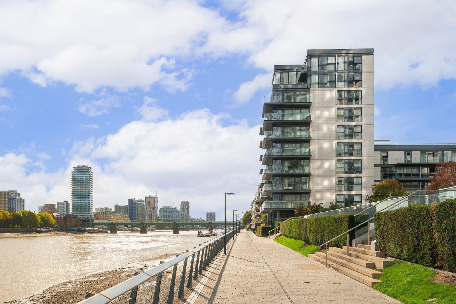 Flat Waterfront Drive in Greater London