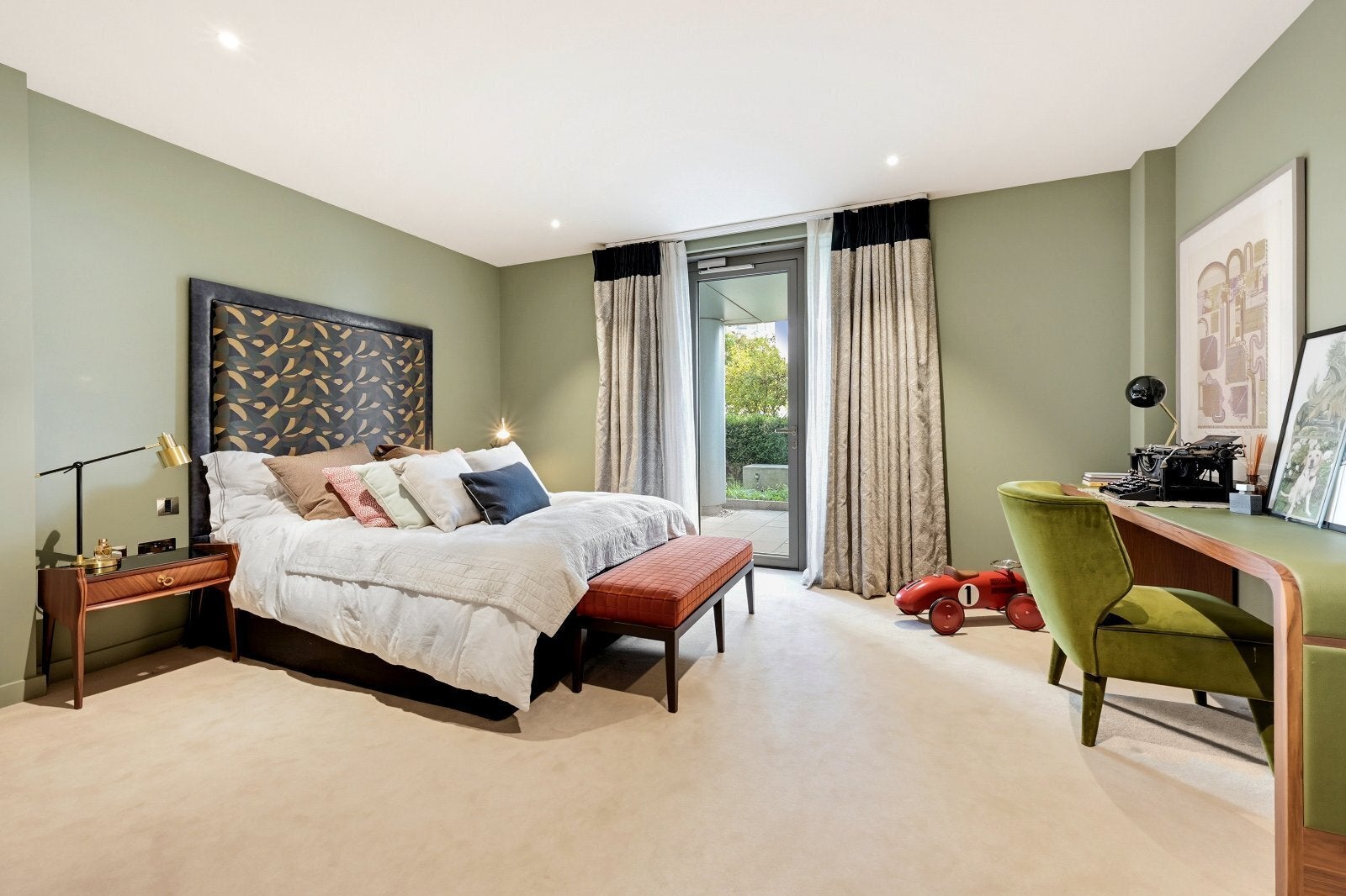 Flat Waterfront Drive in Greater London