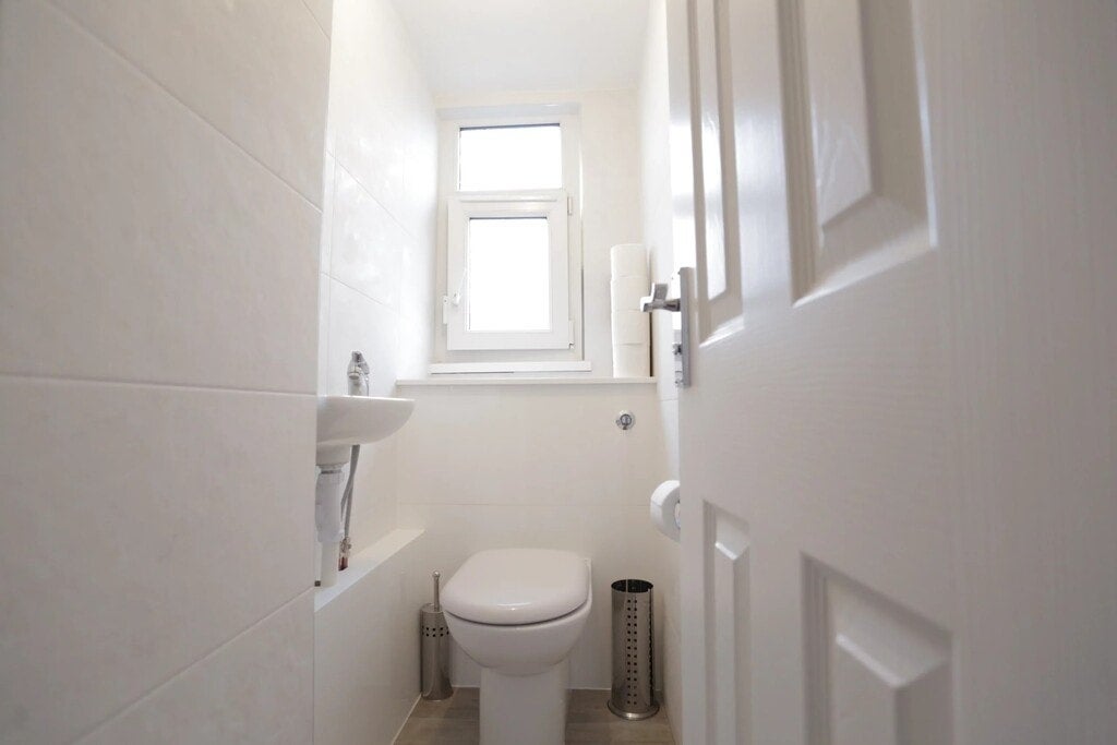 Room Commercial Road in Greater London