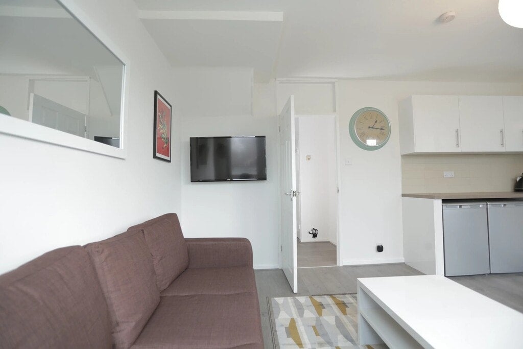 Room Commercial Road in Greater London