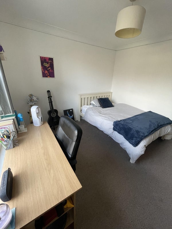 Room Carminia Road in Greater London
