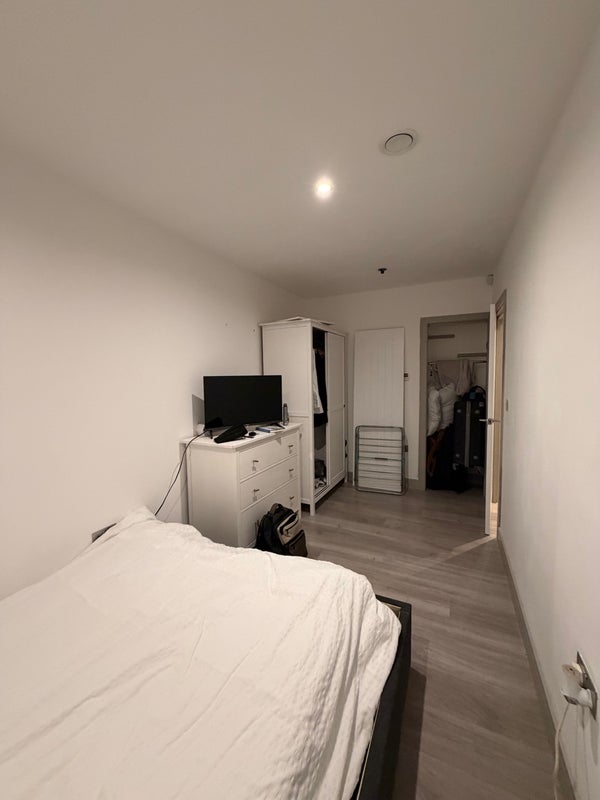 Room Elmhurst Avenue in Greater London