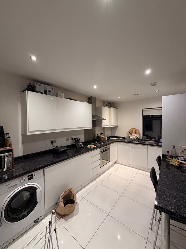 Room Elmhurst Avenue in Greater London