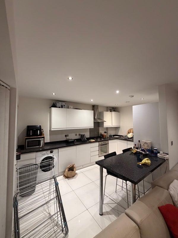 Room Elmhurst Avenue in Greater London