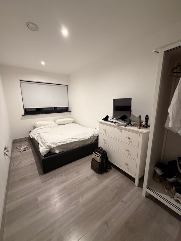 Room Elmhurst Avenue in Greater London