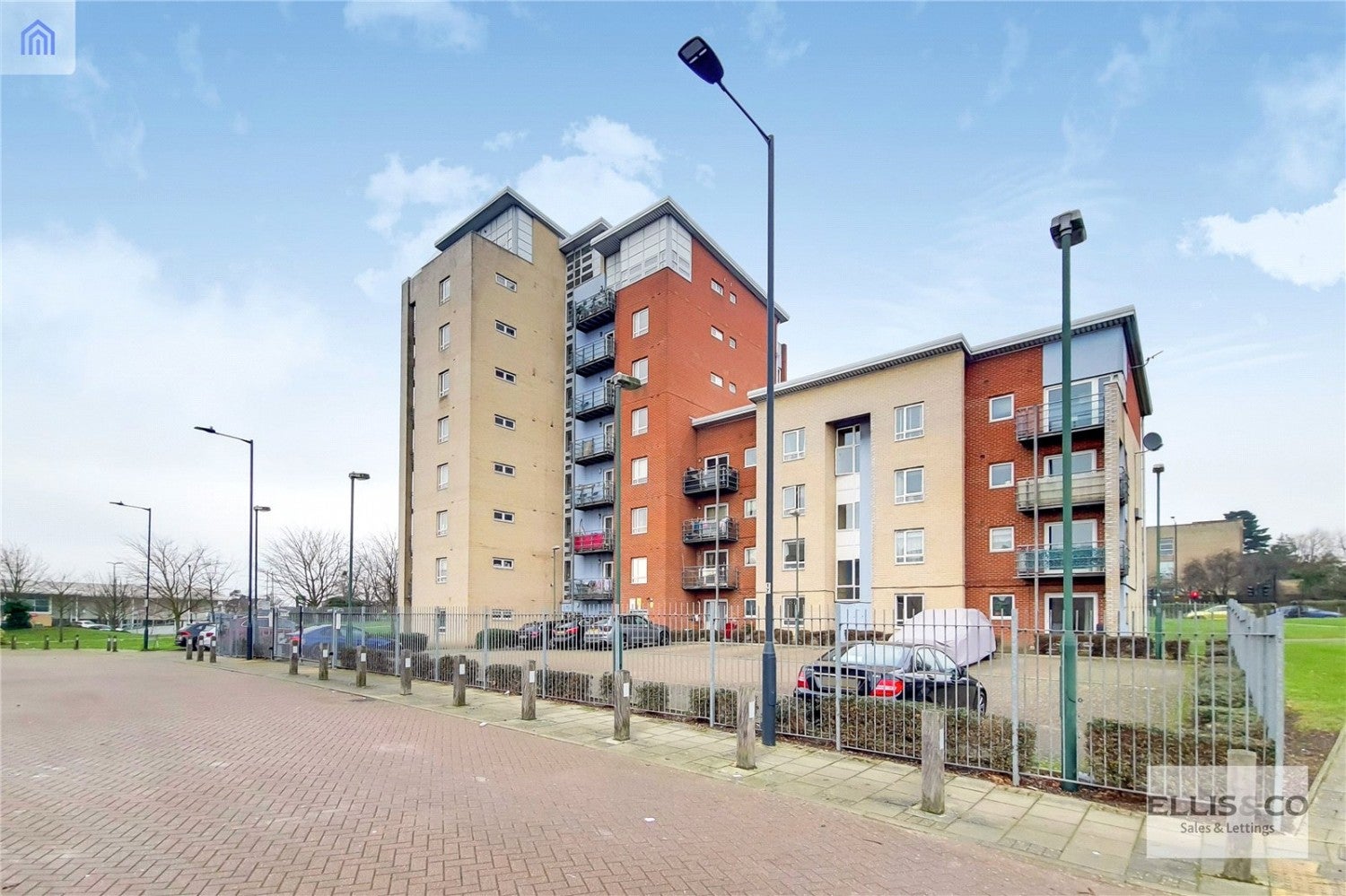 Flat Wellspring Crescent in Greater London