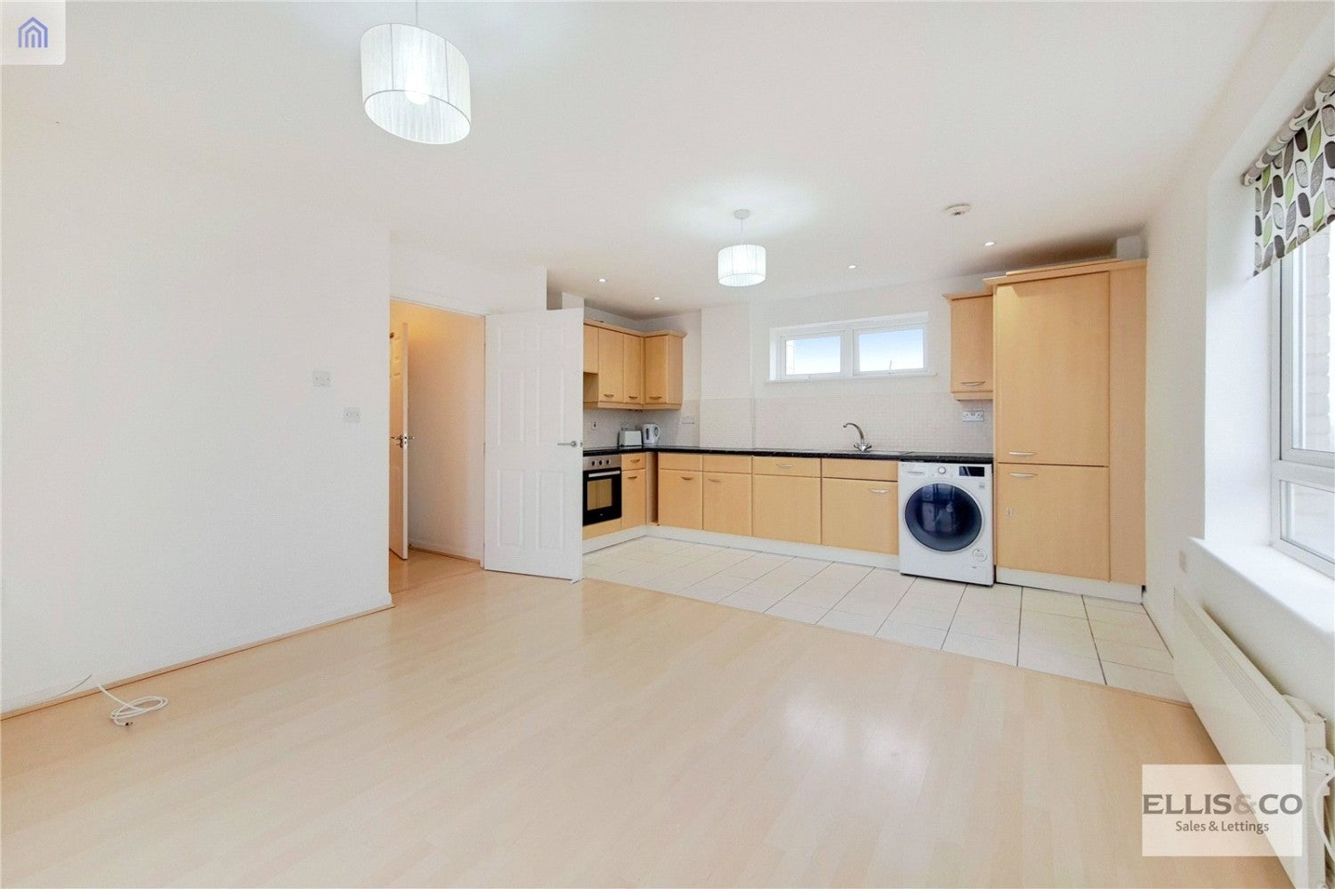 Flat Wellspring Crescent in Greater London