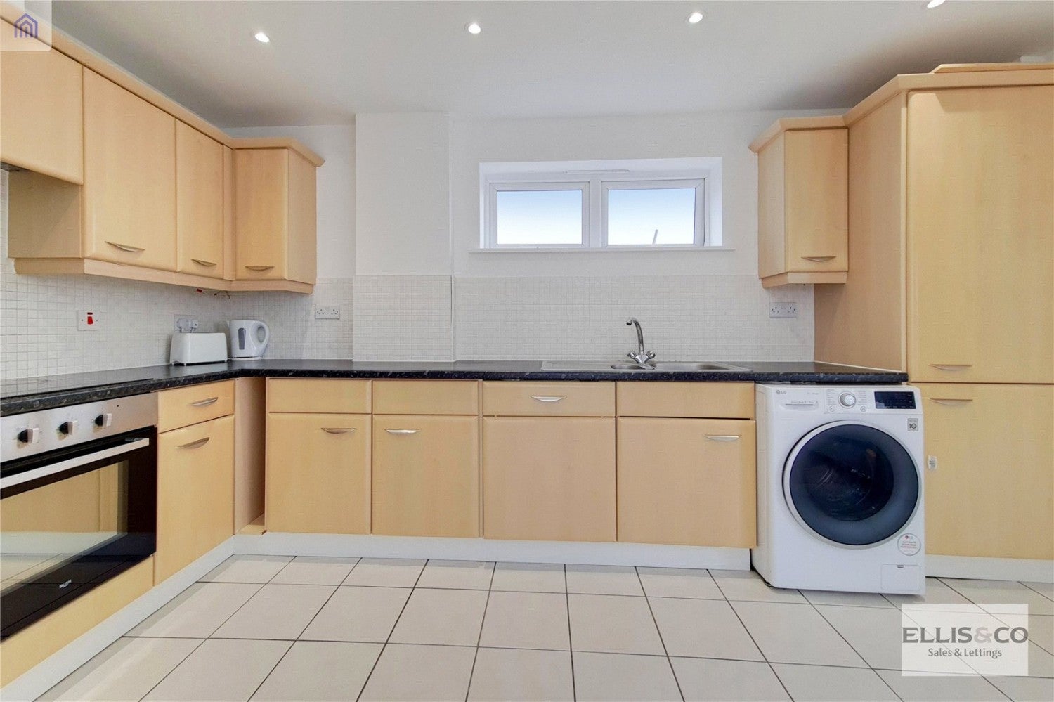 Flat Wellspring Crescent in Greater London