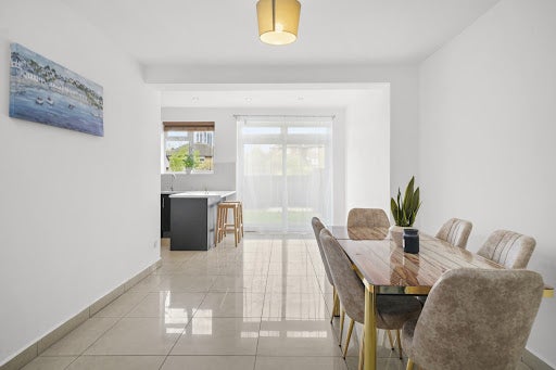 House Cleveley Crescent in Greater London