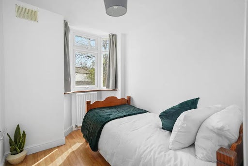 Room Cleveley Crescent in Greater London