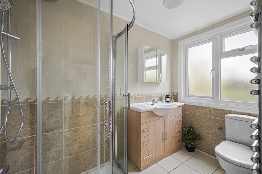Room Cleveley Crescent in Greater London