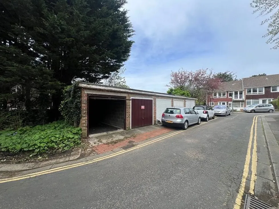 Flat Caisters Close in Hove