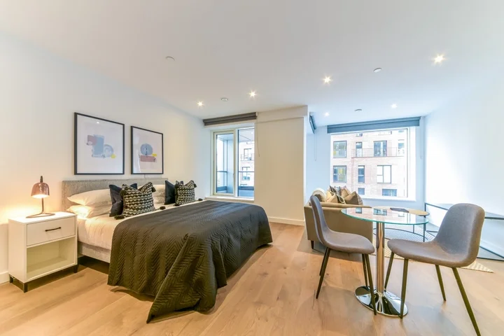 Flat Deacon Street in Greater London
