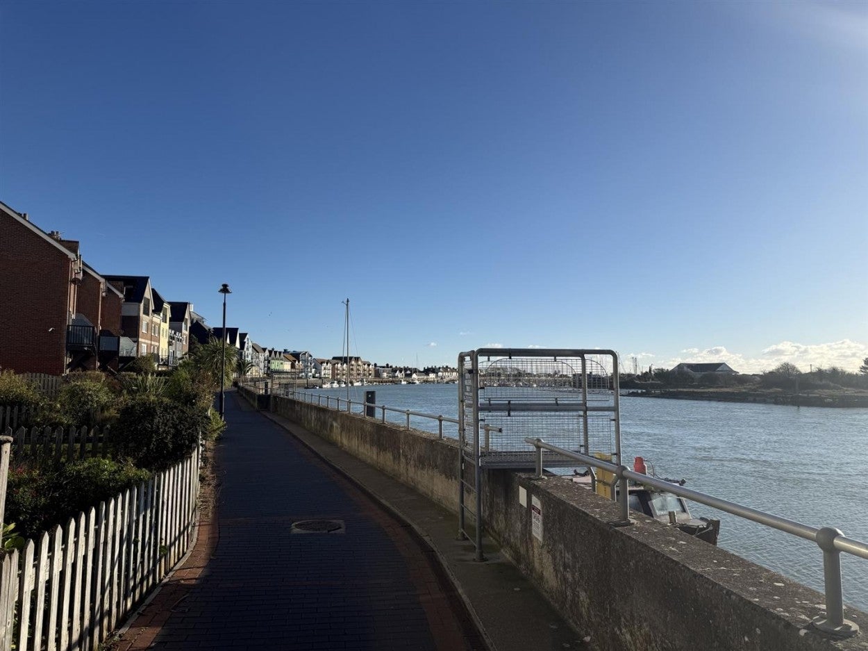 House Riverside Walk in Arun