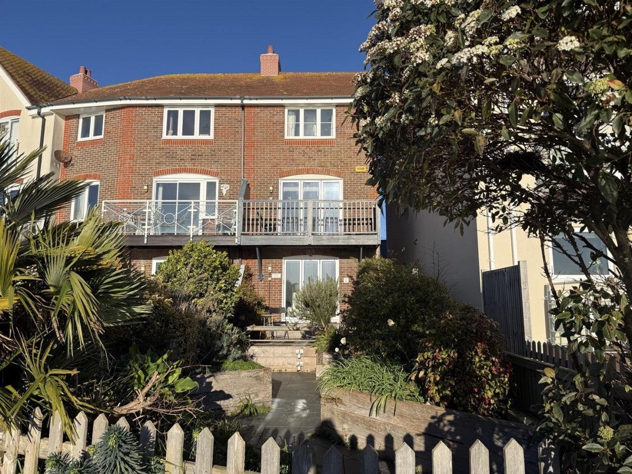 House Riverside Walk in Arun