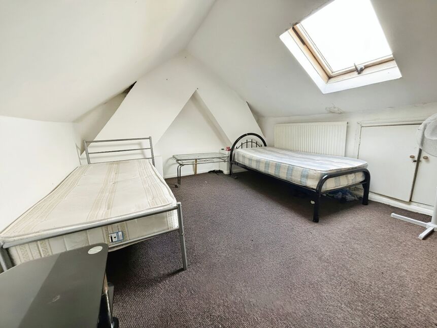 Flat Carlyle Road in Greater London