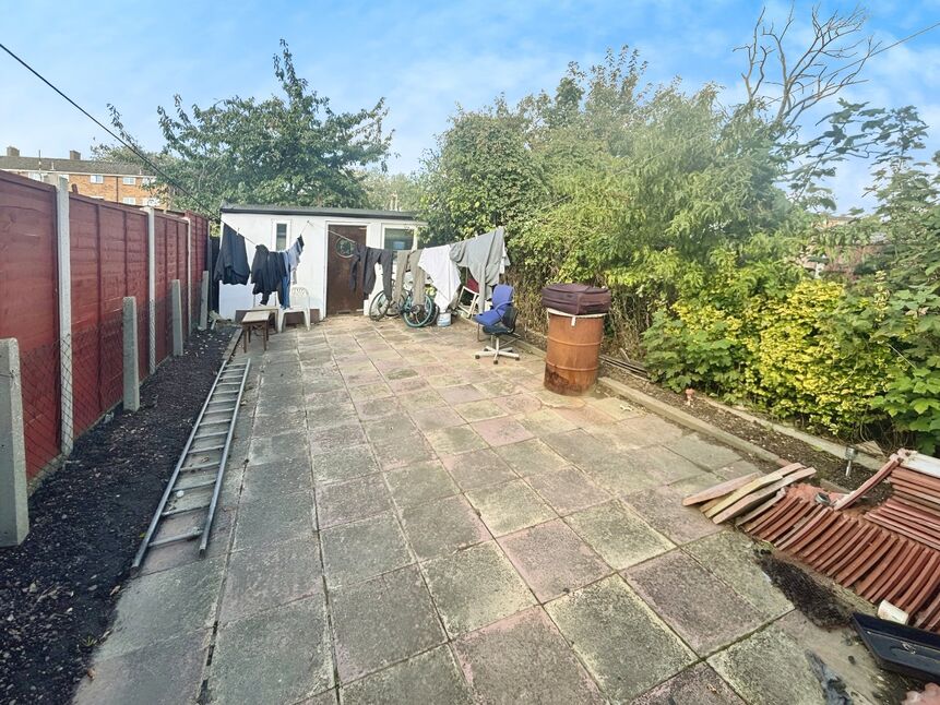 Flat Carlyle Road in Greater London