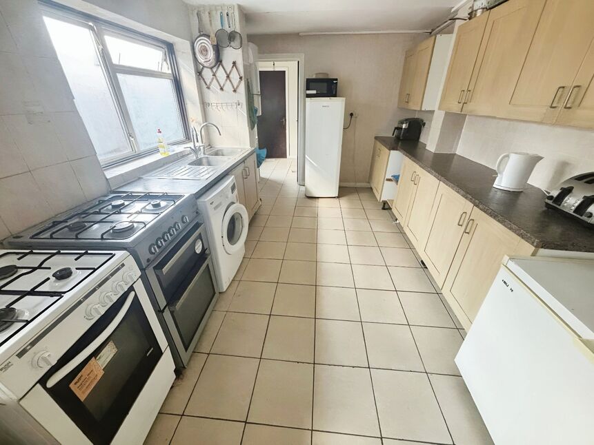 Flat Carlyle Road in Greater London