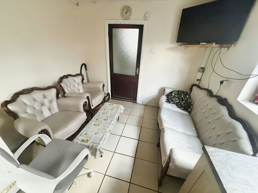 Flat Carlyle Road in Greater London
