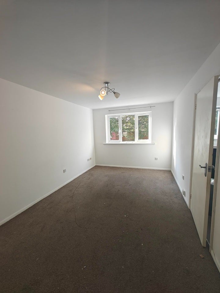 Flat Brunel Road in Greater London