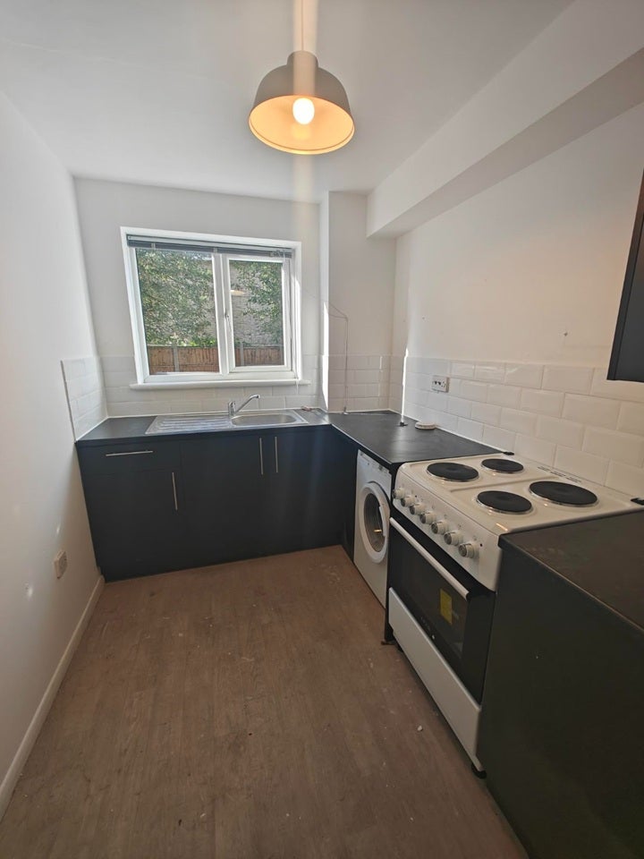Flat Brunel Road in Greater London