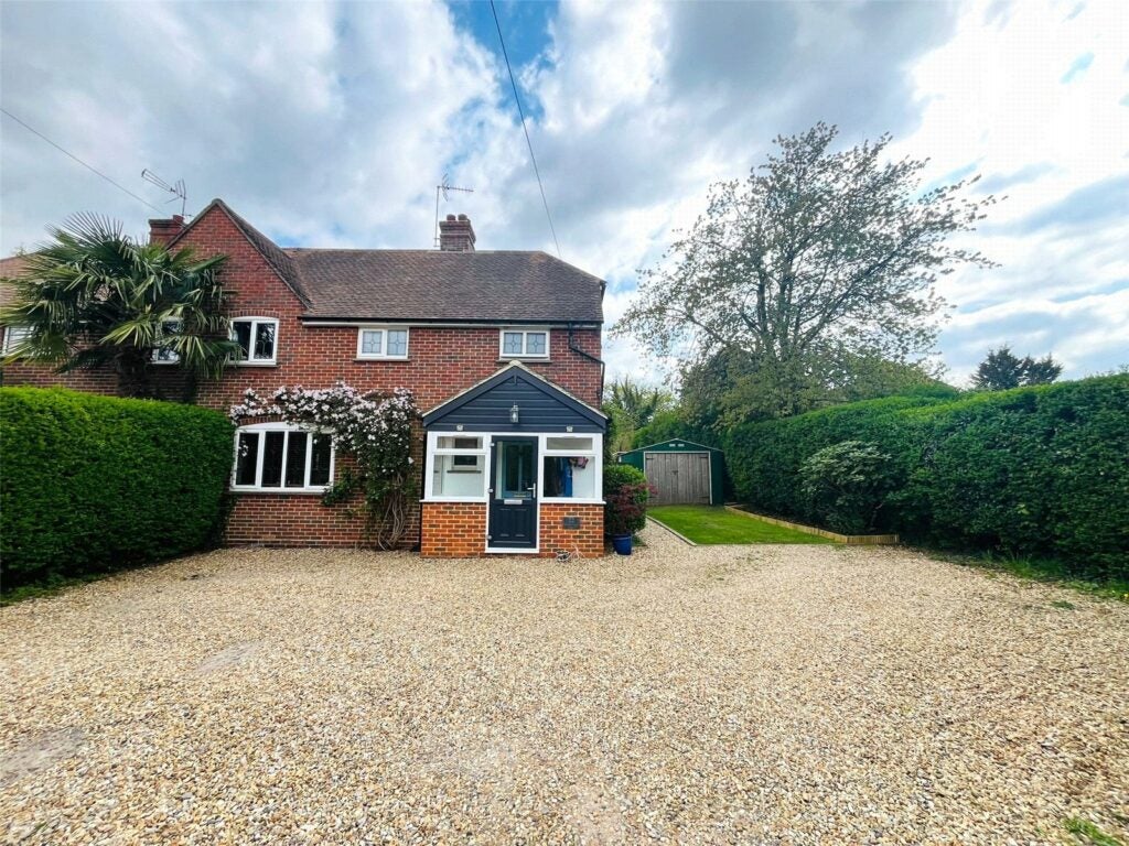 Flat Hound Green Close in Hart
