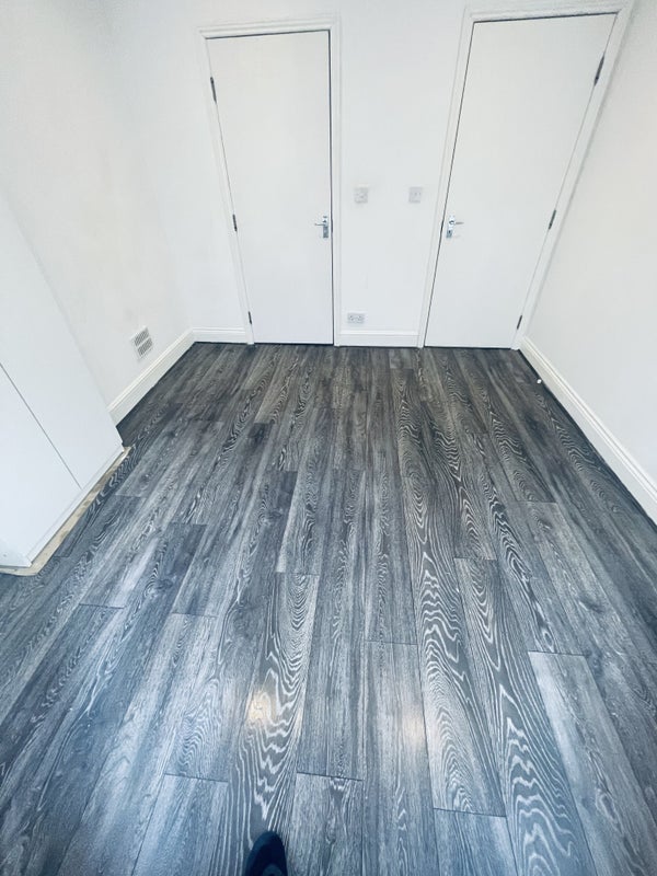 Room Whymark Avenue in Greater London