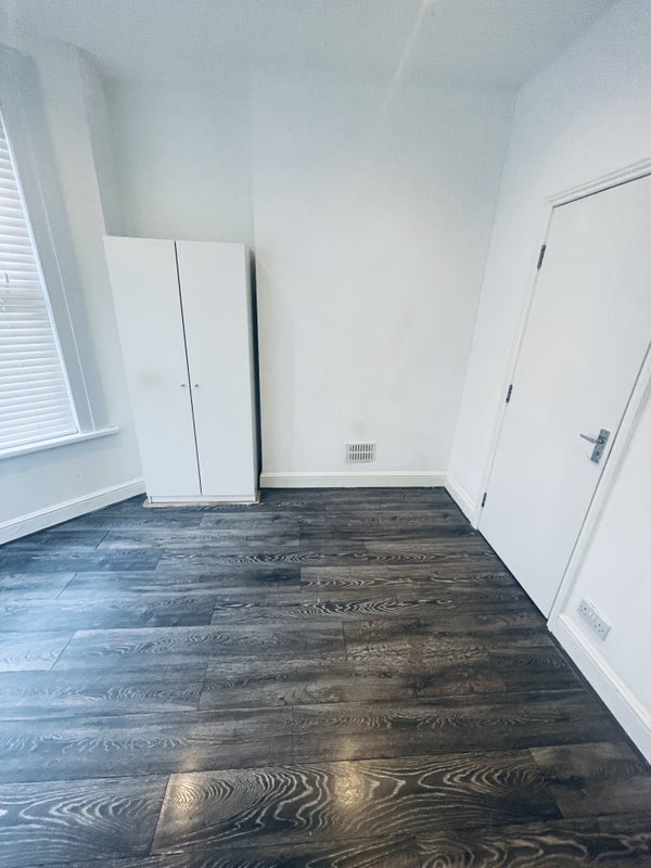 Room Whymark Avenue in Greater London