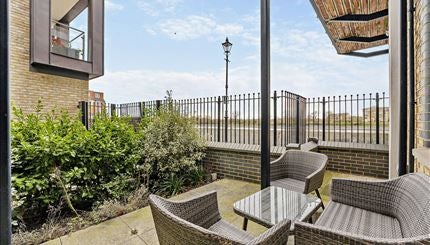 Flat Crabtree Lane in Greater London