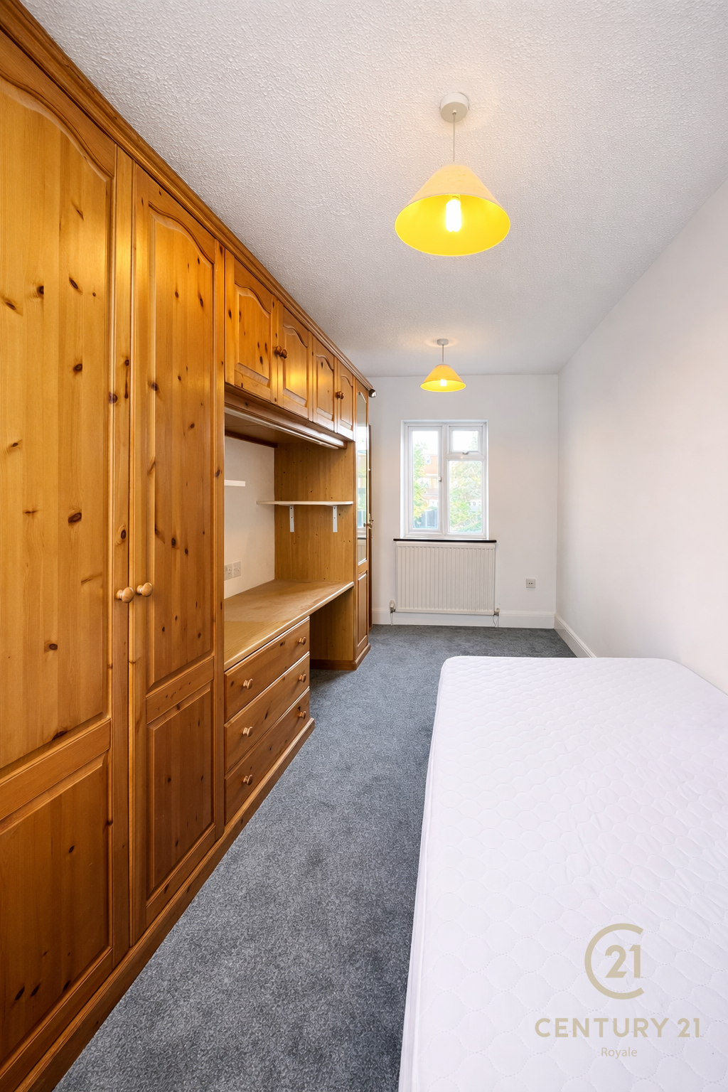 Room Raeburn Avenue in Greater London