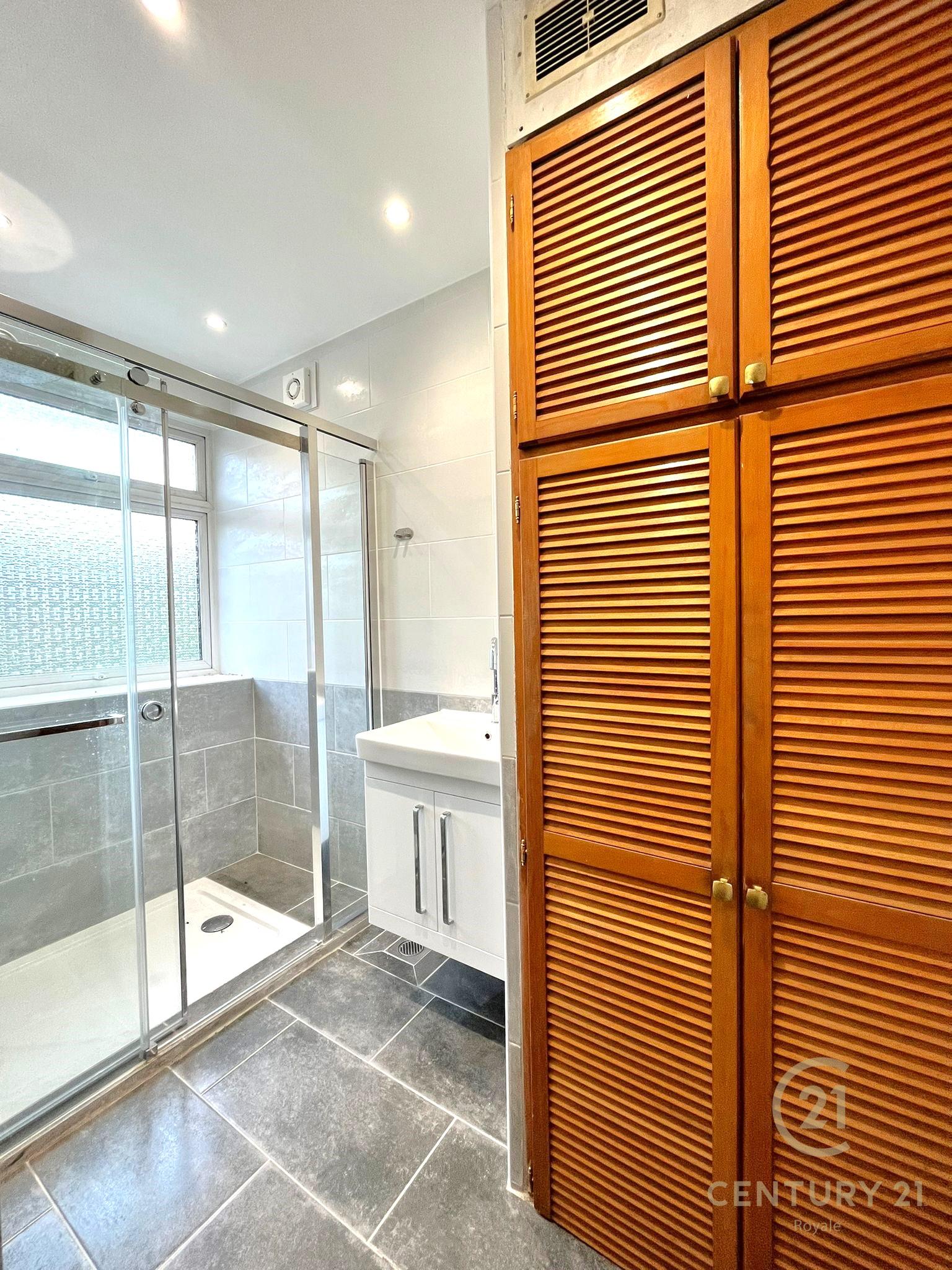 Room Raeburn Avenue in Greater London